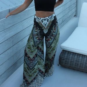 ALICE + OLIVIA Georgette wide leg pants!